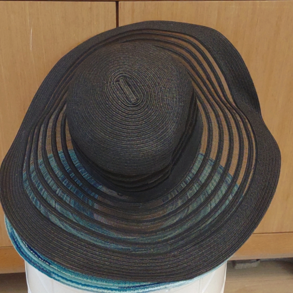 NWOT Paper/Poly Black Hat By Karl Lagerfeld - Picture 3 of 8